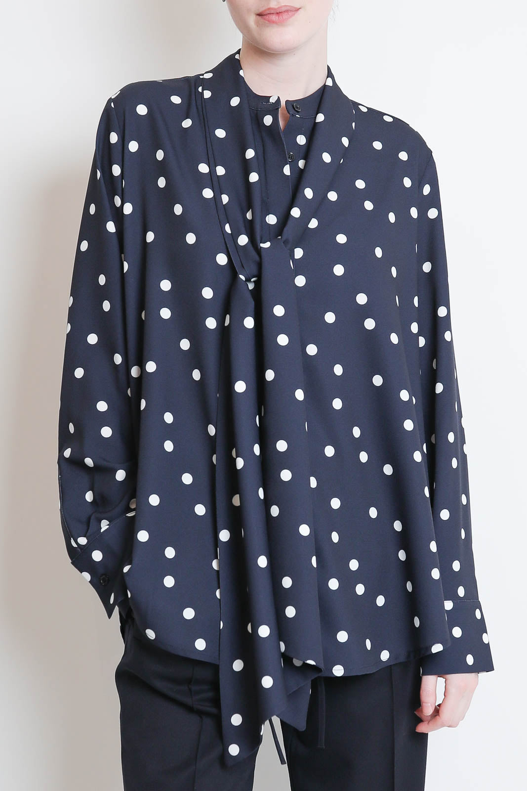 Atelier 1985, Conny blouse in blue polka dots