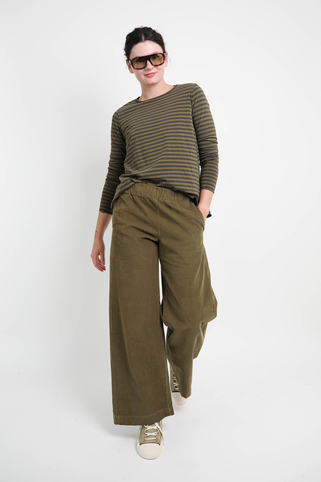 Labo.Art pants Diana Sarca in Timo