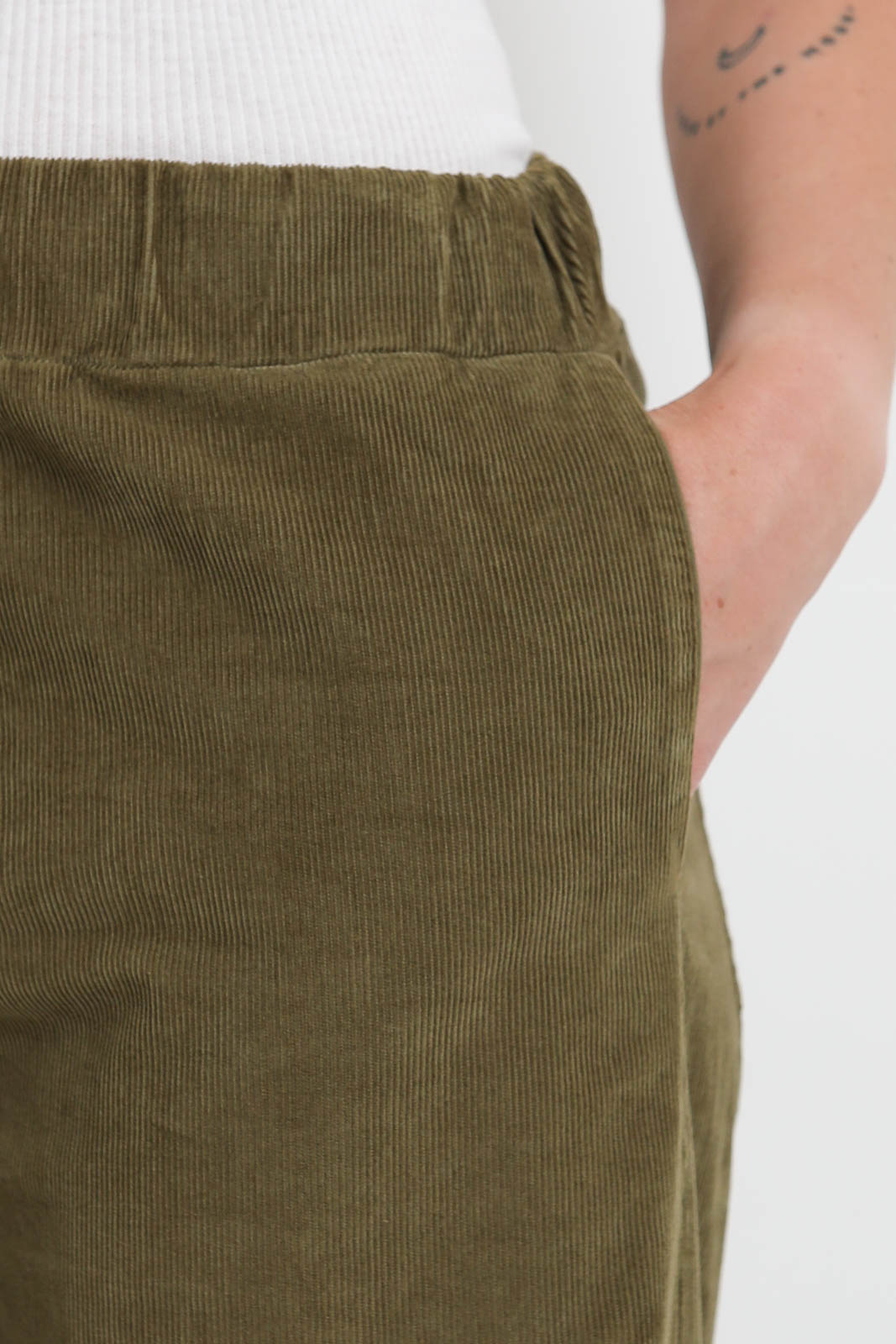 Labo.Art pants Diana Sarca in Timo