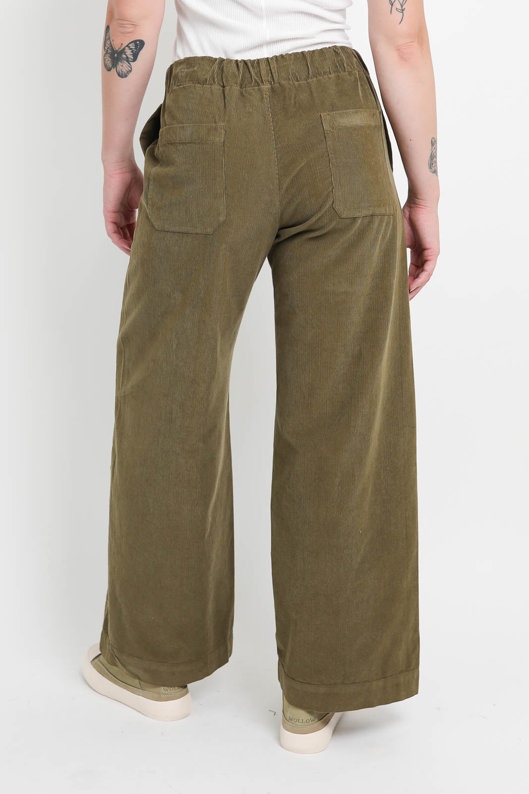 Labo.Art pants Diana Sarca in Timo