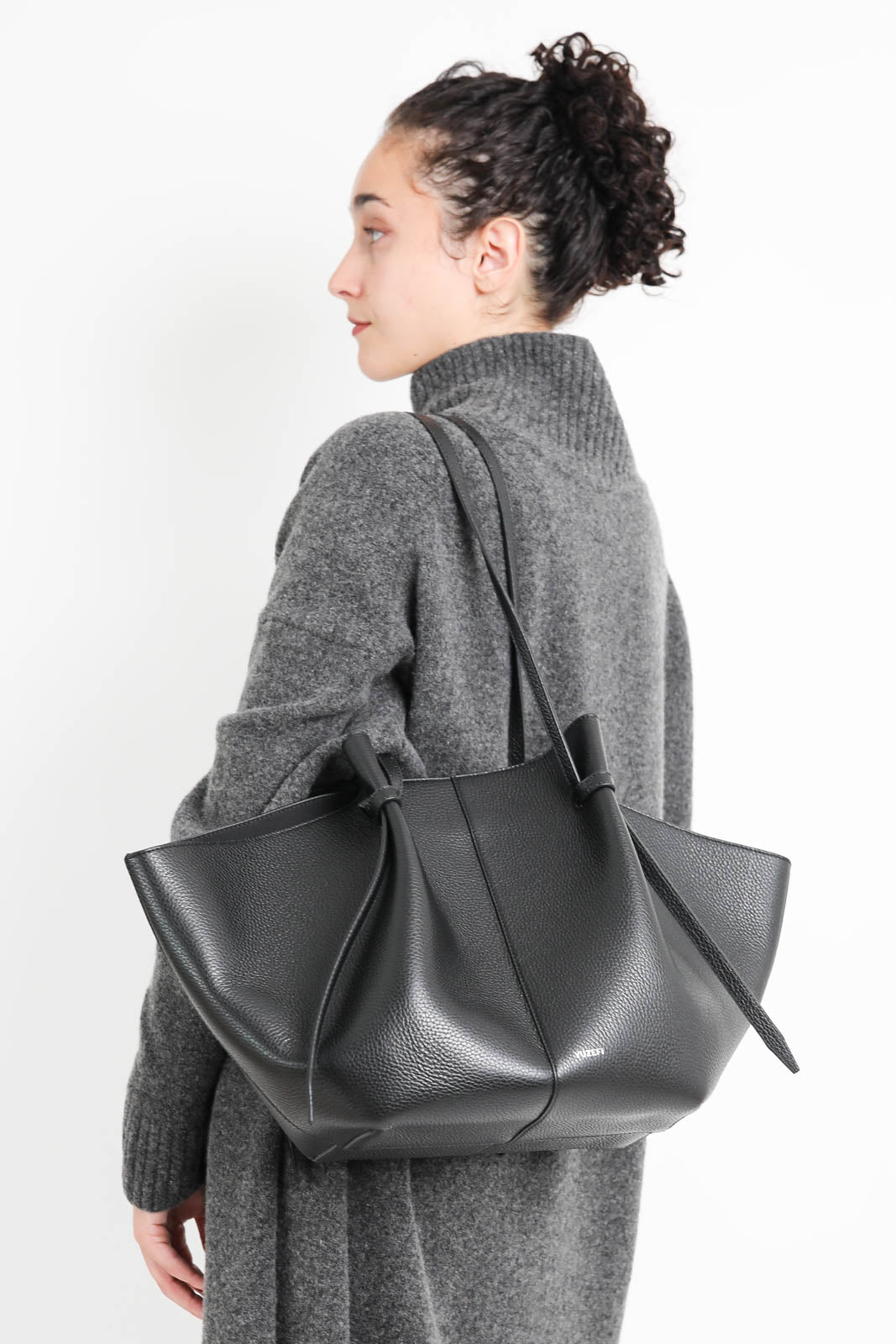 Yuzefi, Bag Large Mochi in black