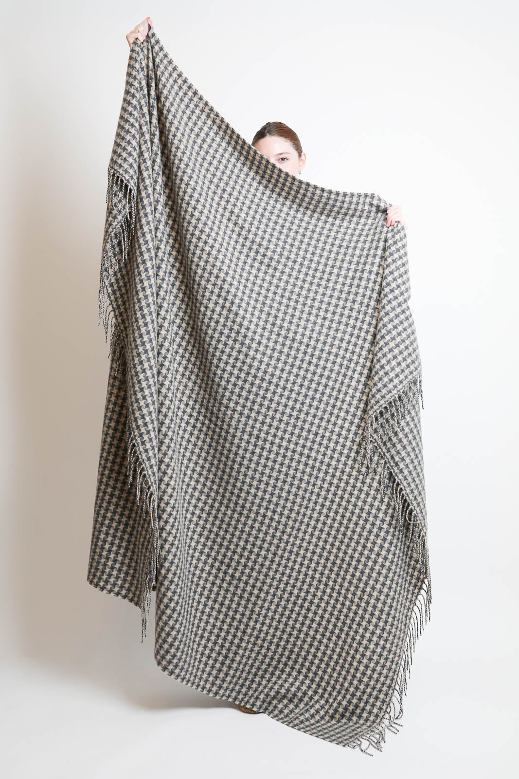 TBCo, Cashmere blanket in Charcoal Star Houndstooth