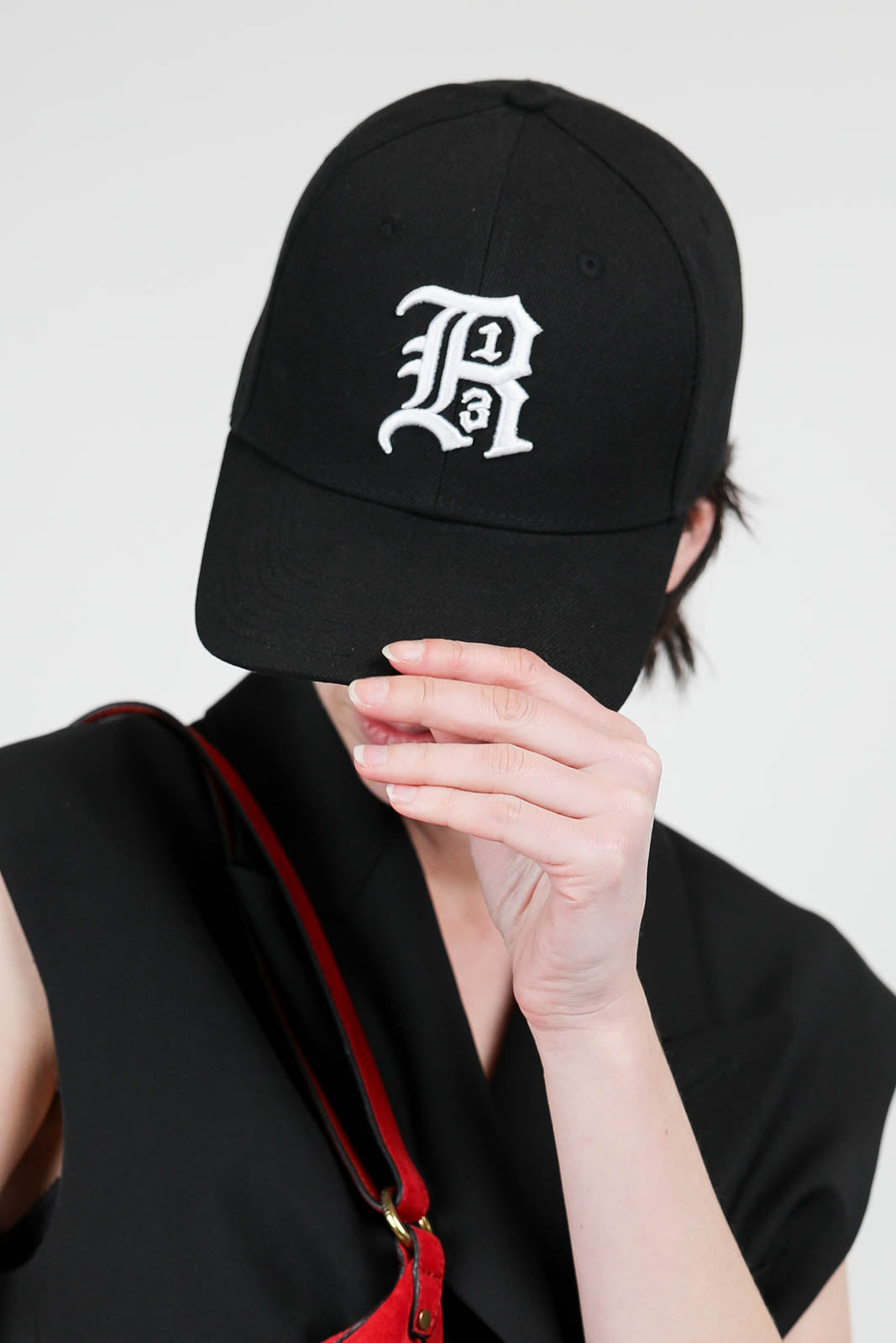 Baseball cap with logo in black