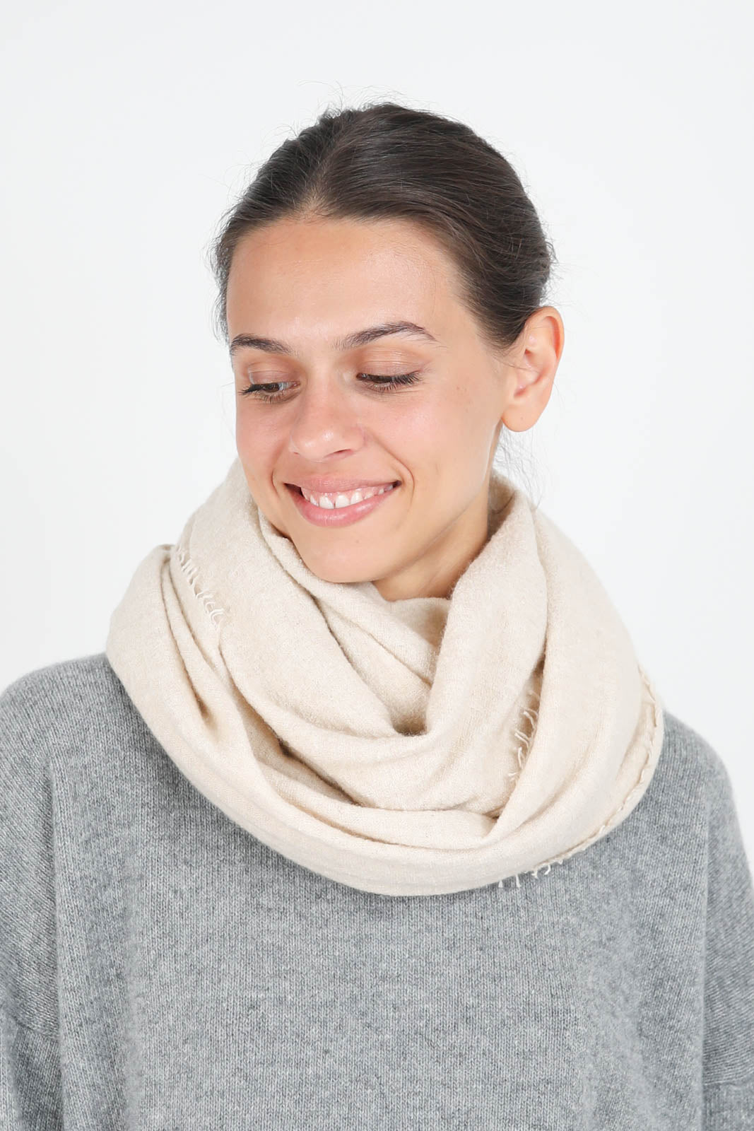 Nuevo Pedro scarf in ecru