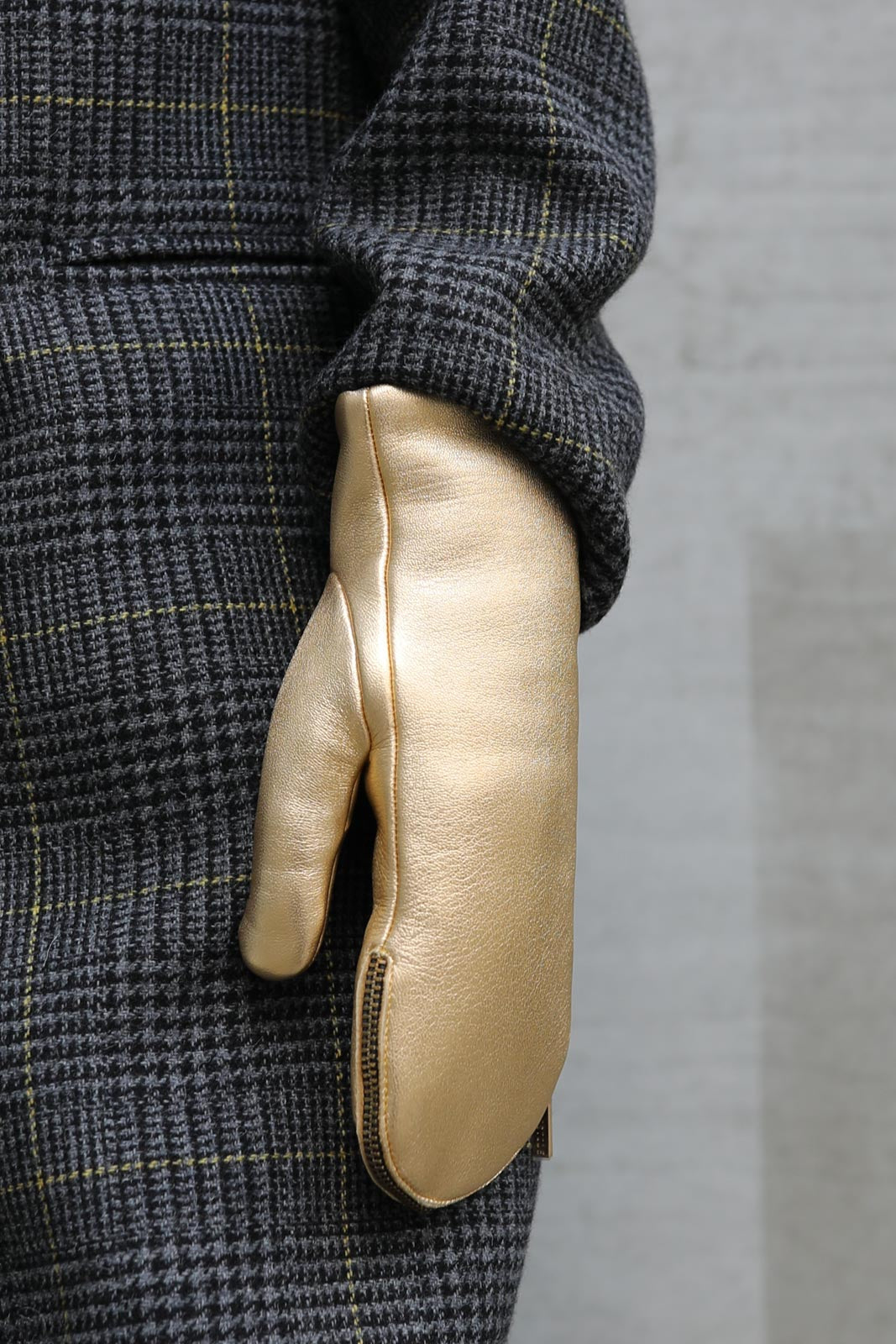 Gloves in gold/black