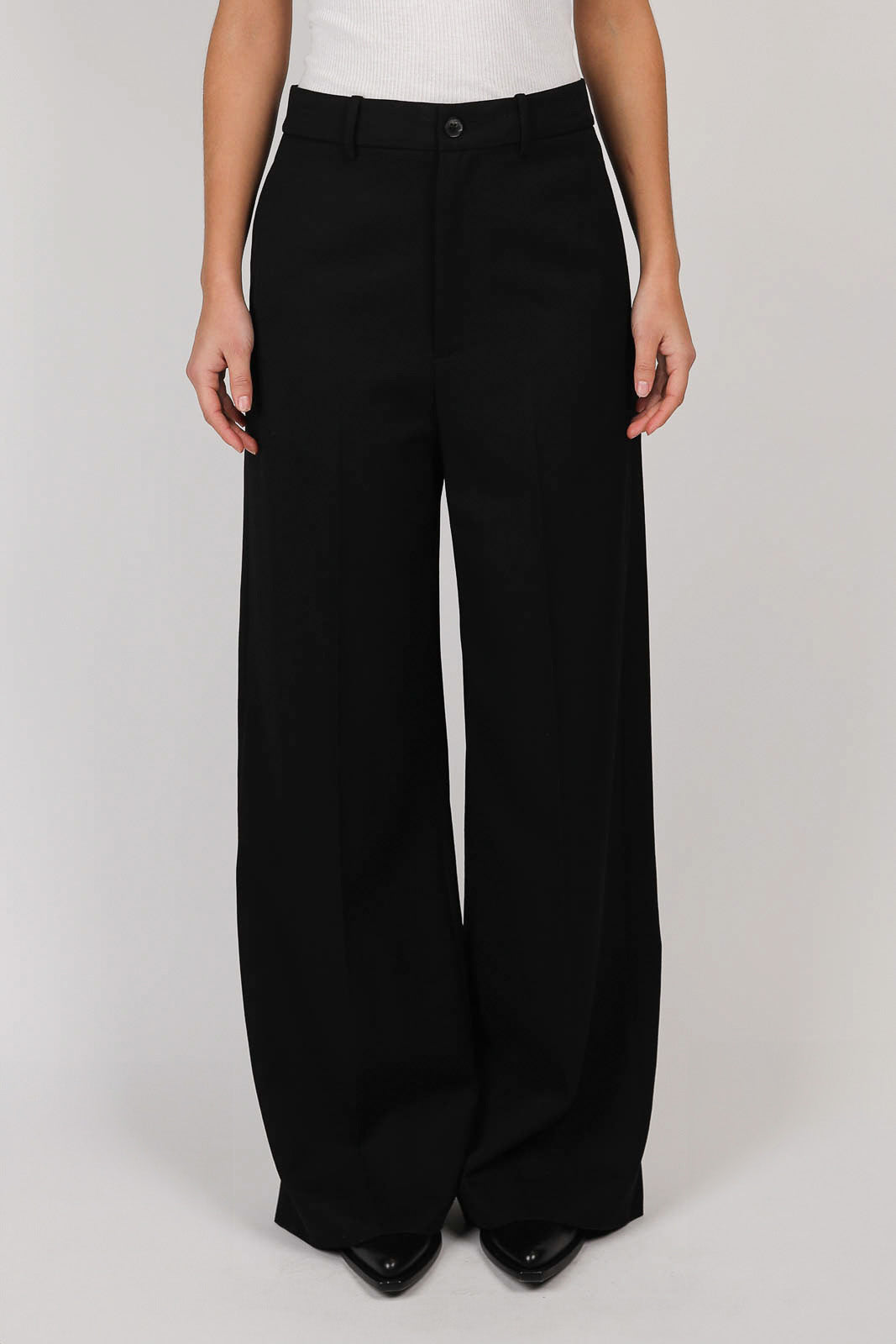 Johan trousers in black