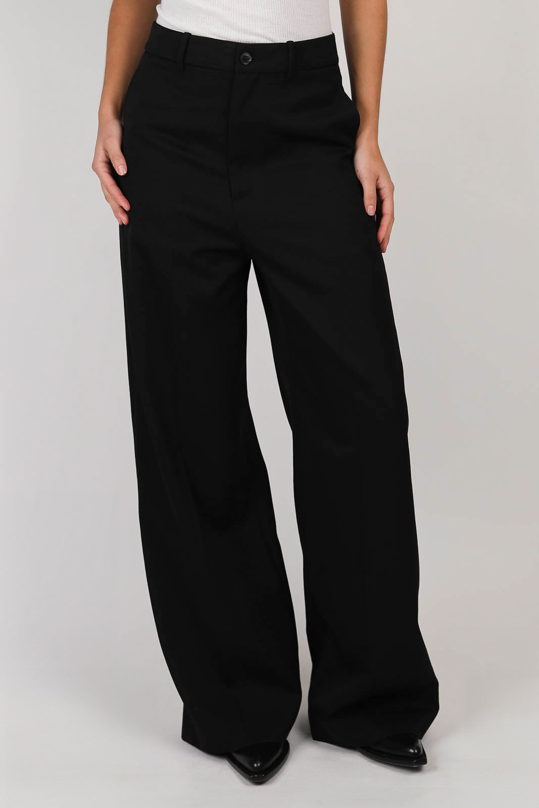 Johan trousers in black