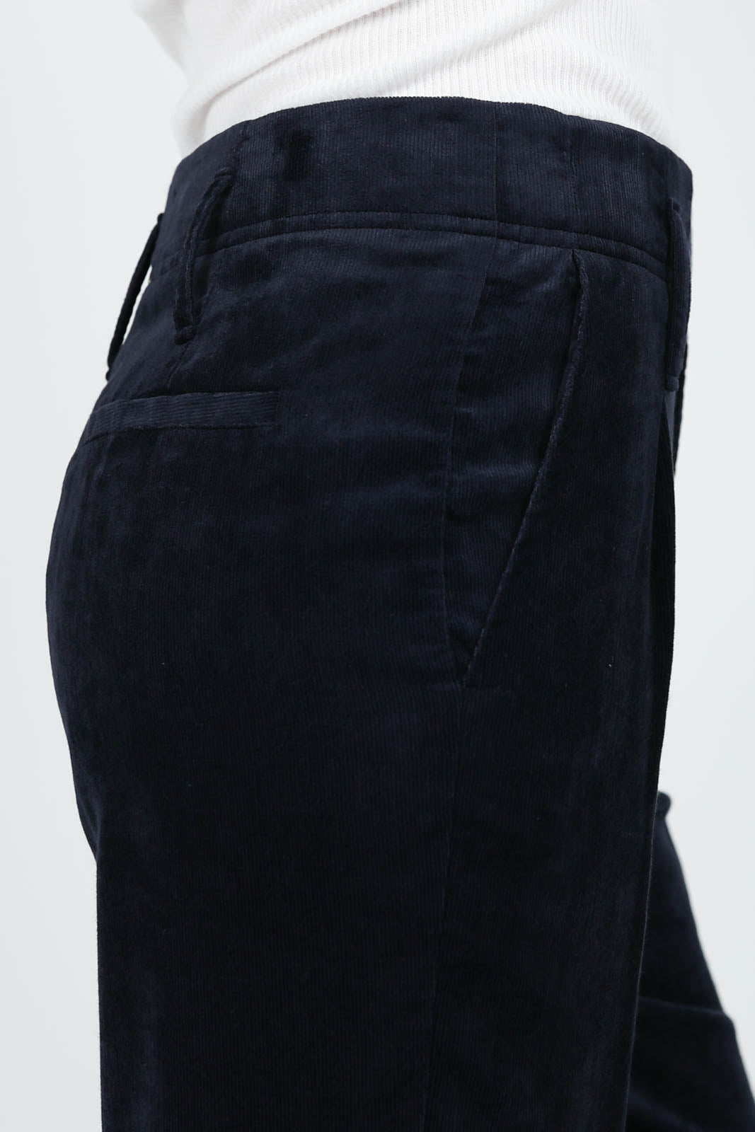 Corduroy chino trousers in Notte