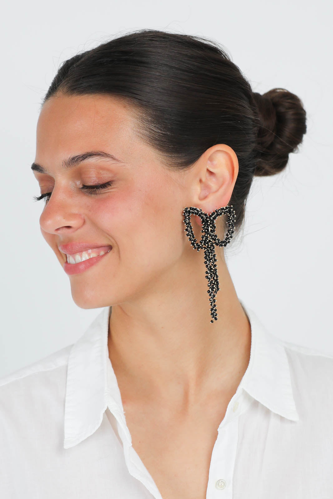 Bow earrings in black