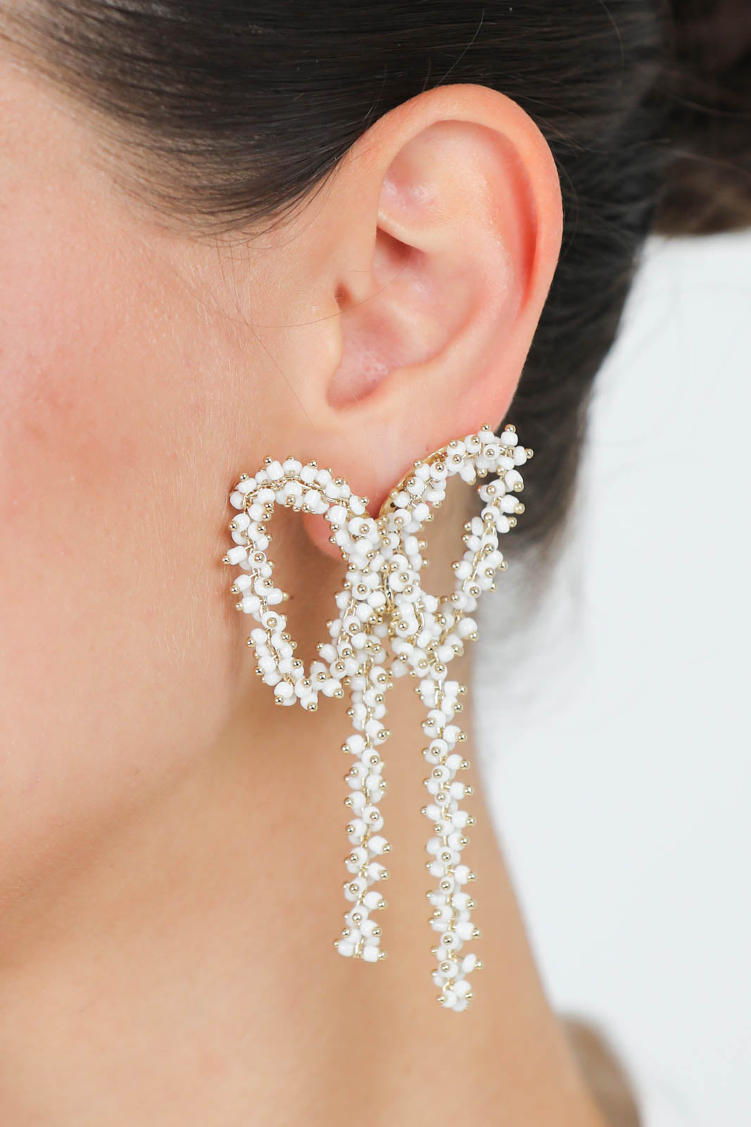 Bow earrings in white