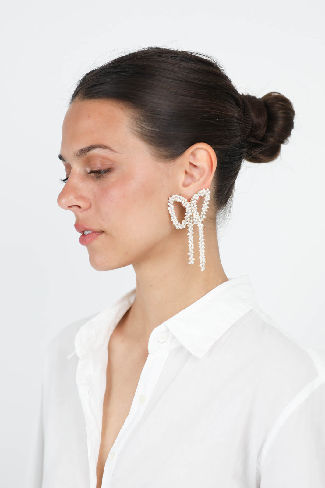 Bow earrings in white