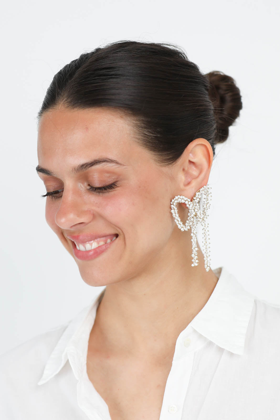 Bow earrings in white