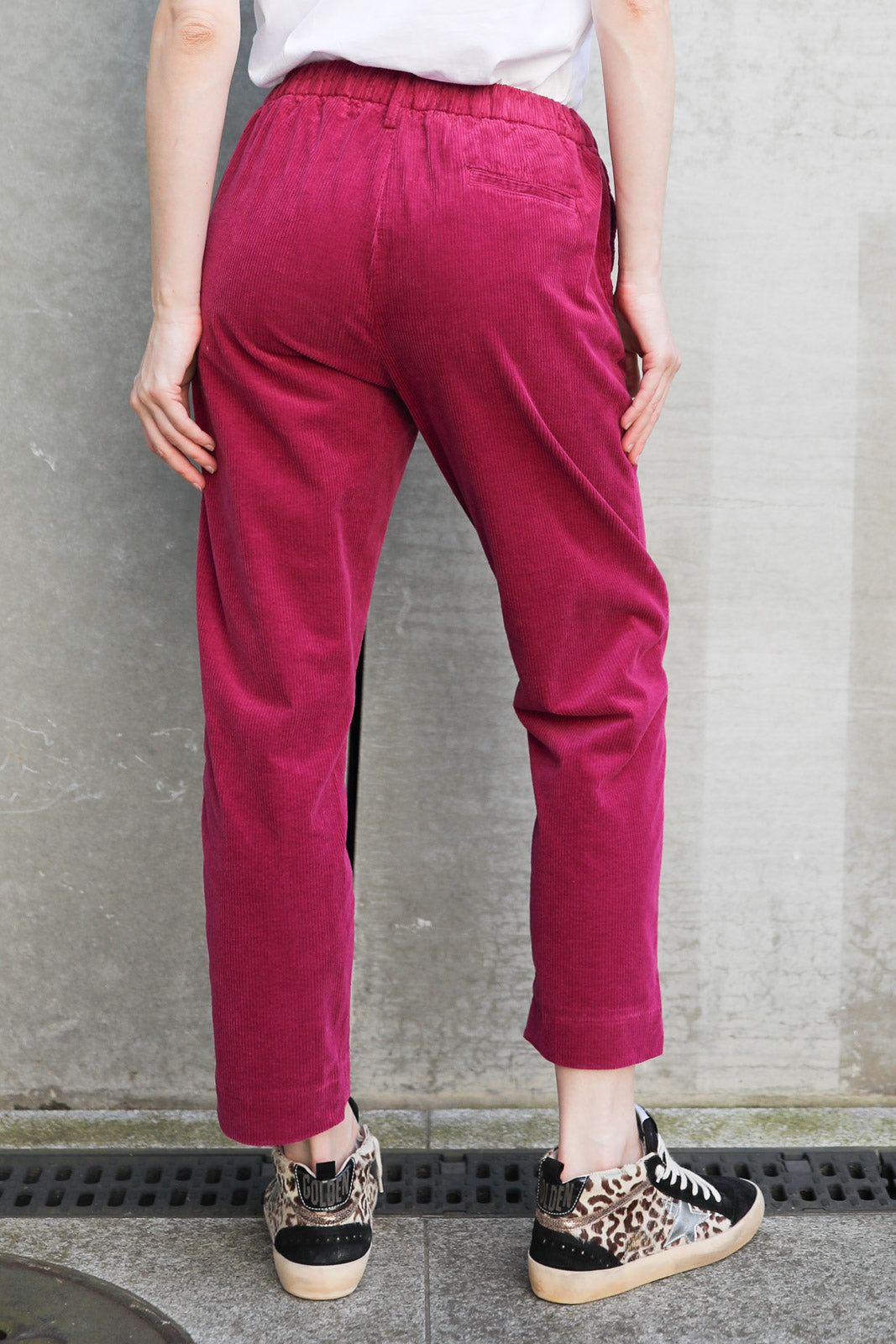 Clyde trousers in corduroy in Ruby