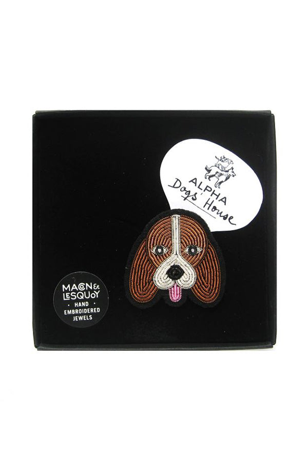 Beagle brooch in brown