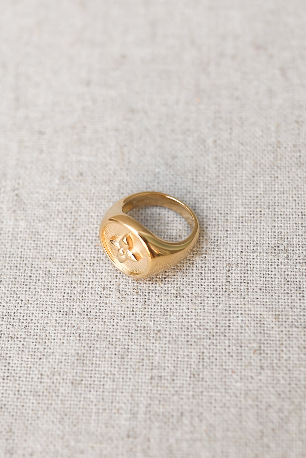 Chevalière Croisette ring in gold