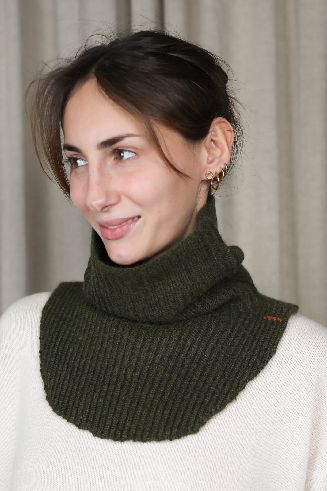 Scarf collar in khaki