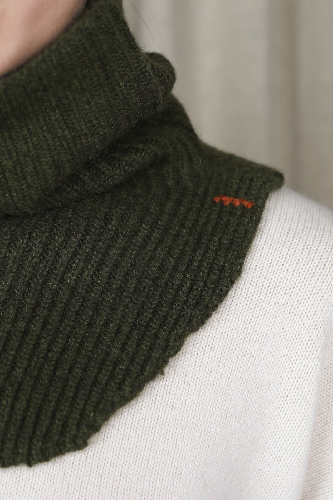 Scarf collar in khaki