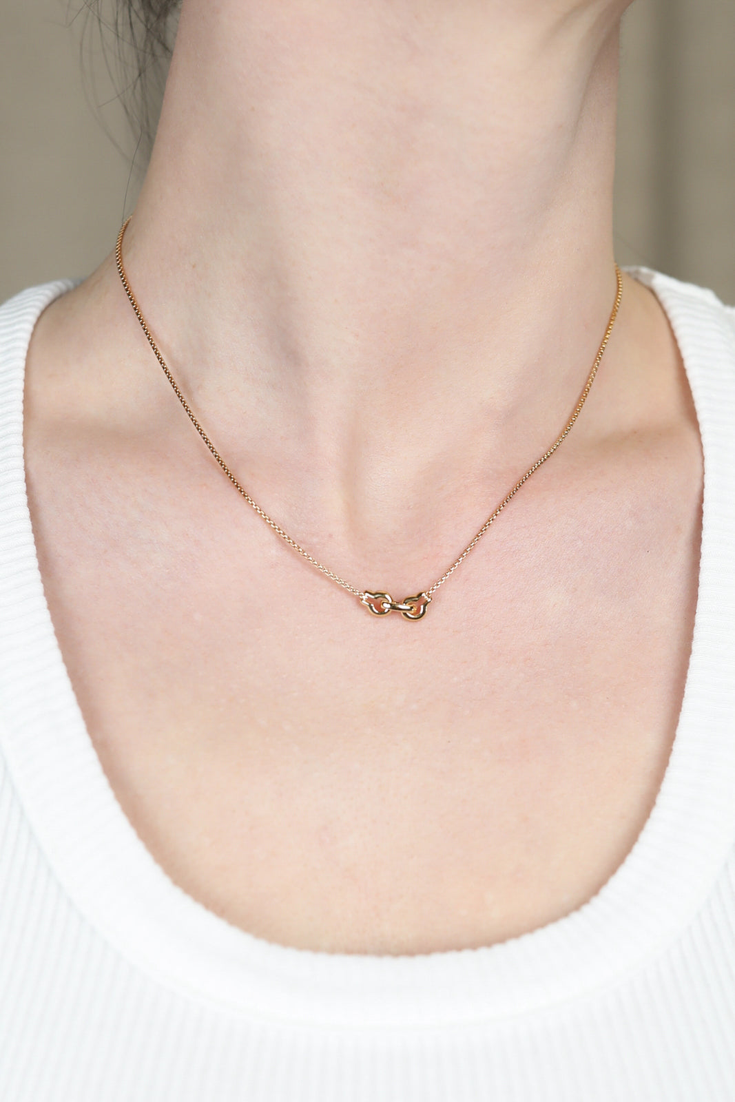 Ample Clasp necklace in gold