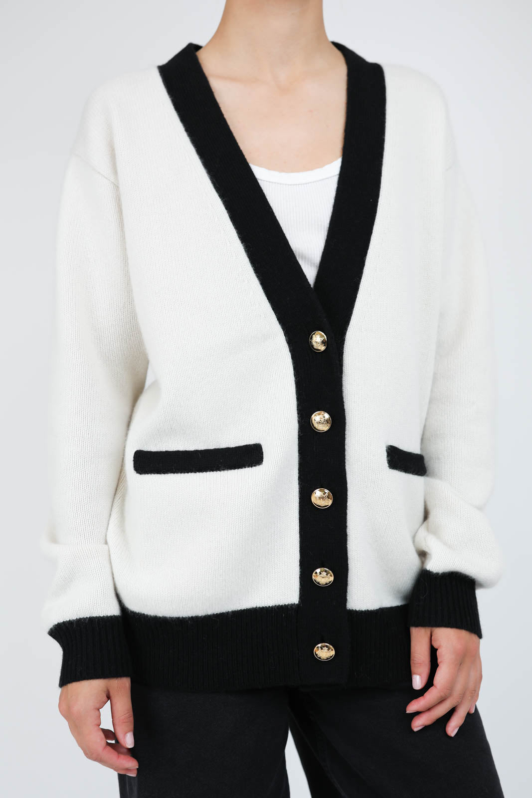 Cardigan Neshat en Ivory/Black