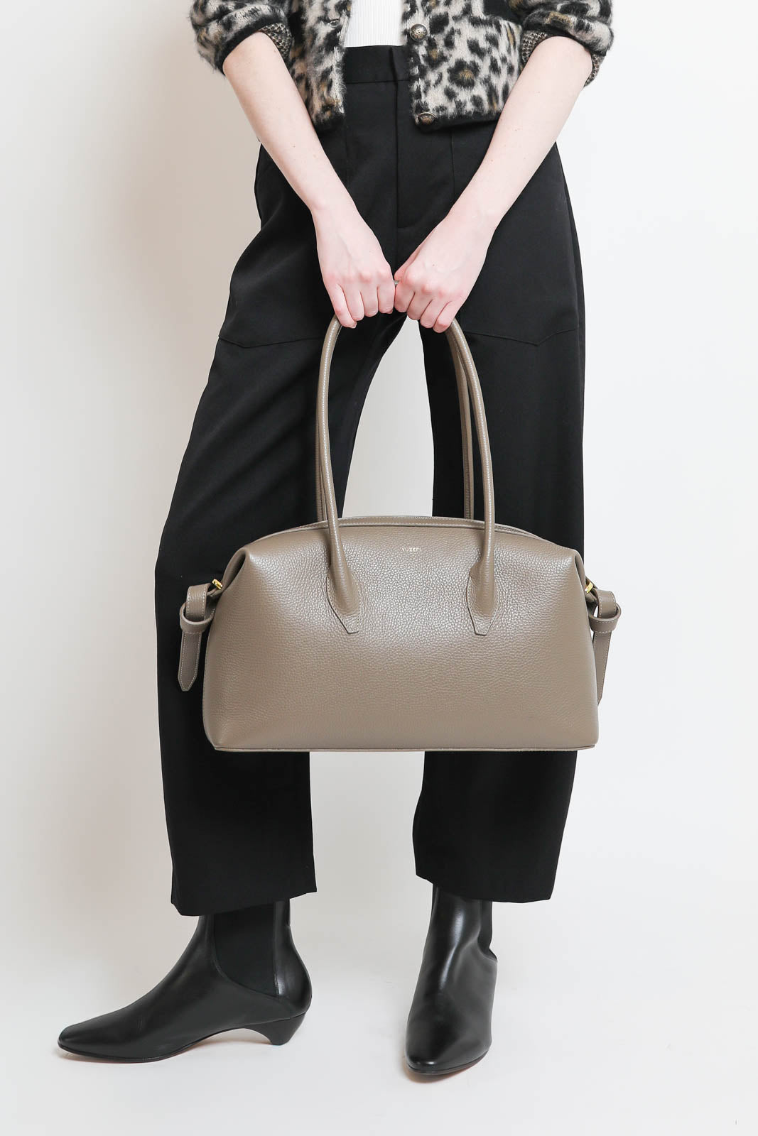 Yuzefi, sac Brioche Duffle en taupe