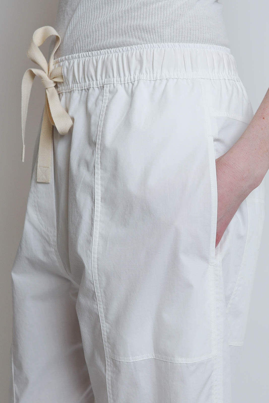 Lee Mathews, pantalon en popeline couleur naturelle