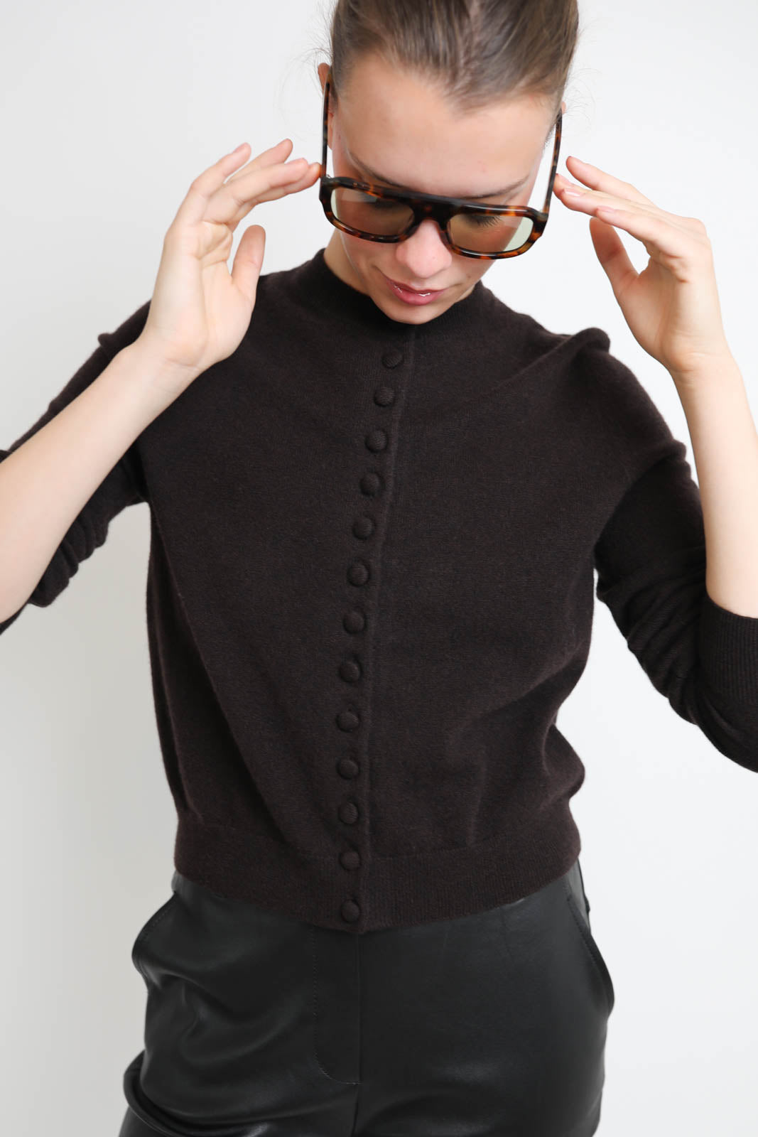 Lisa Yang, Cardigan Wilona in Dark Oak