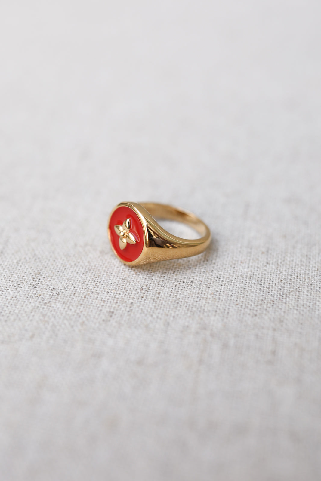 Bague Chevalière Croisette en rouge