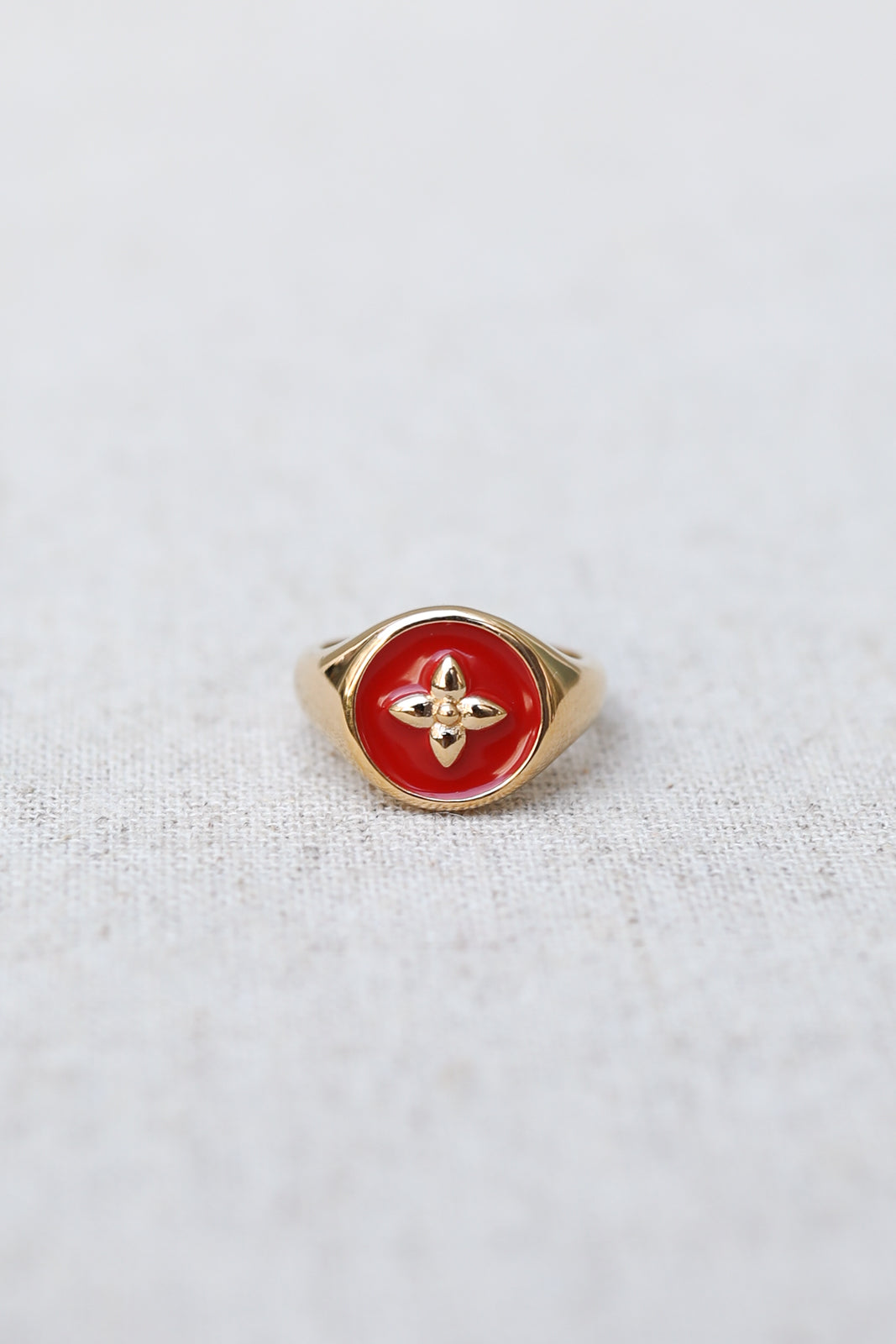 Bague Chevalière Croisette en rouge